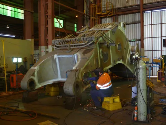 AusMech crew working on a Hitachi excavator